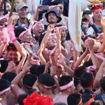 練りを終えて歓喜に湧く東山の氏子たち＝１５日午後、姫路市白浜町（撮影・笠原次郎）