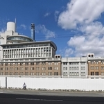 近接する倉庫が撤去され、船をモチーフにした建物の全容が見えるようになった神戸税関＝神戸市中央区新港町