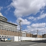 近接する倉庫が撤去され、船をモチーフにした建物の全容が見えるようになった神戸税関＝神戸市中央区新港町