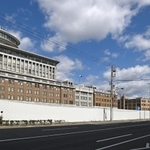 近接する倉庫が撤去され、船をモチーフにした建物の全容が見えるようになった神戸税関＝神戸市中央区新港町