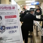 ビラを配り、情報提供を呼びかける捜査員＝１６日午後、加古川市別府町朝日町