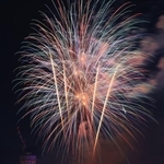 秋の夜空を華やかに彩った花火＝１６日夜、神戸市中央区港島１、ポーアイしおさい公園から（撮影・笠原次郎）