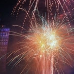 夜空を彩る大輪の花火＝１６日夜、神戸市中央区港島１、ポーアイしおさい公園から（撮影・笠原次郎）