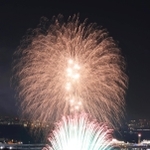 ミナト神戸をつかの間彩った打ち上げ花火＝１６日夜、神戸市中央区東川崎町１から（撮影・小林良多）