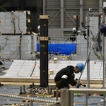 建築基準法上は不適合で、揺れの実験で倒壊したブロック塀＝三木市志染町