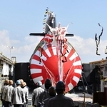 進水する潜水艦「らいげい」＝神戸市中央区東川崎町３