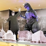 小林一三がシリーズ化を後押ししたとされる映画「ゴジラ」の像＝東京都千代田区有楽町１、日比谷シャンテ