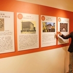 小林一三のエピソードを説明する、記念館館長の仙海義之さん＝東京都千代田区有楽町１、日比谷シャンテ