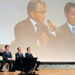 高校生の質問に答える神戸新聞の霍見真一郎・報道部デスク兼編集委員＝１８日午前、長野県軽井沢町