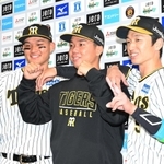 ＣＳファイナル初戦に勝利し、ヒーローインタビューのお立ち台で写真撮影をする同じ淡路島出身の阪神の村上（中央）と近本（左）＝１８日夜、西宮市の阪神甲子園球場（撮影・風斗雅博）