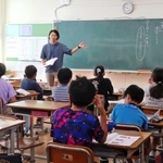 教室の前には時間割と担当の先生の名前が掲示されている＝川西市多田院１
