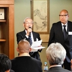 自己紹介や近況報告をする赤穂義士会のメンバーら＝東京都港区高輪２