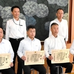 全国優良警察職員表彰を受け、村井紀之兵庫県警本部長（後列左）に報告した警察官ら＝県警本部