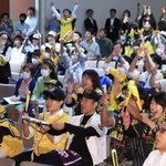 阪神がＣＳ３連勝で日本シリーズ出場を決め、歓喜に沸くライブビューイングの観衆＝２０日夜、尼崎市昭和通２（撮影・吉田敦史）
