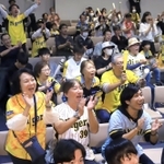 阪神がＣＳ３連勝で日本シリーズ出場を決め、歓喜に沸くライブビューイングの観衆＝２０日夜、尼崎市昭和通２（撮影・吉田敦史）