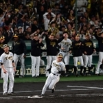 ４回裏阪神２死一、三塁、坂本の適時打で２-１と勝ち越す＝甲子園球場（撮影・斎藤雅志）