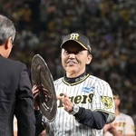 優勝盾を受け取り、笑顔の阪神・岡田監督＝２０日夜、西宮市の甲子園球場（撮影・小林良多）