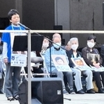 失踪者、秋田美輪さんの姉吉見美保さんらが救出を訴えた集会＝２１日午後、東京都新宿区