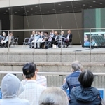 失踪者、秋田美輪さんの姉吉見美保さんらが救出を訴えた集会＝２１日午後、東京都新宿区