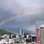 神戸のまちに彩りを添えた虹＝２１日午後、神戸市中央区東川崎町１から三ノ宮方面を望む（撮影・斎藤雅志）