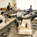 約２０人が参加した「中皮腫・アスベスト疾患・患者と家族の会　ひょうご支部」の総会の様子＝いずれも神戸市兵庫区羽坂通４、同区文化センター（１０月７日撮影）