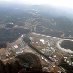 大型放射光施設スプリング８（右下）がある播磨科学公園都市。未造成の山林が広がる＝２０１６年、兵庫県佐用町など