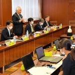 兵庫県立病院医師の長時間勤務是正に向け、初会合で議論するプロジェクトチームメンバー＝神戸市中央区下山手通４、県職員会館