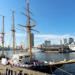 ２０２５年大阪・関西万博のスペシャルサポーターに任命された帆船「みらいへ」＝２４日午前、神戸市中央区波止場町