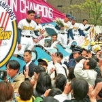 オリックスの日本一パレードでファンに手を振るイチロー選手（車上左端）ら＝１９９６年１１月１７日、神戸市中央区