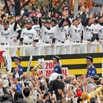 １８年ぶりのリーグ優勝を飾り、ファンの声援に応える当時の星野仙一監督（左端）とタイガースナイン＝２００３年１１月３日、神戸市中央区