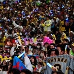 日本シリーズ進出を祝ってペンライトを振って盛り上がる阪神ファン＝２０日、西宮市の甲子園球場
