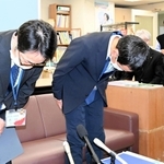 県立西宮病院の看護師を懲戒免職にしたと発表し、謝罪する県病院局職員＝兵庫県庁