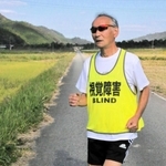 自宅近くで走るポーズをとる、全盲のランナー酒井智彦さん。ふだんは伴走者と一緒に走る＝丹波篠山市栗栖野