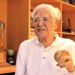 ５９年前に実現した日本シリーズの関西対決を振り返った元阪神二塁手の本屋敷錦吾さん。８７歳の今も快活な姿で張りのある声を響かせた＝芦屋市内