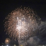 大輪の花火が秋の夜空を彩った＝播磨町新島から