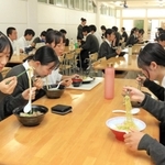 再開した食堂で昼食を食べる鳴尾高校の生徒ら＝西宮市学文殿町２