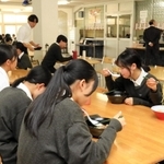 再開した食堂で昼食を食べる鳴尾高校の生徒ら＝西宮市学文殿町２