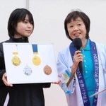 世界パラ陸上のメダルを発表する増田明美大会組織委会長（右）＝３０日午後、神戸市中央区加納町４