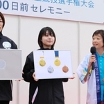 世界パラ陸上のメダルを発表する増田明美大会組織委会長（右）＝３０日午後、神戸市中央区加納町４