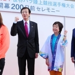 神戸世界パラ陸上の開催をＰＲした（左から）斎藤由希子選手、久元喜造市長、増田明美大会組織委会長、坊やすなが神戸市会議長＝３０日午後、神戸市中央区加納町４