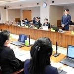 国際社会で活躍できる人材の育成について、意見を交わす斎藤元彦知事や委員ら＝兵庫県庁