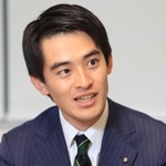 就任からの半年を振り返る芦屋市の高島崚輔市長＝芦屋市役所（撮影・吉田敦史）