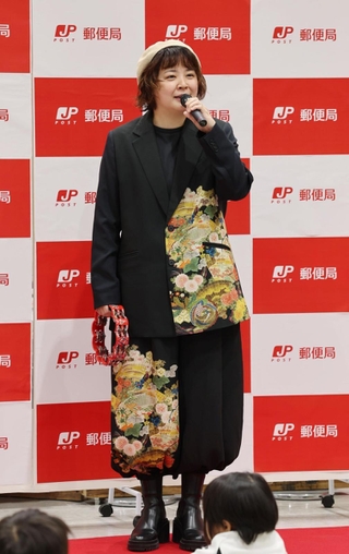 ２０２４年の年賀はがき発売イベントに登場した、元宝塚歌劇団花組男役の天真みちるさん＝１日午前、神戸市中央区栄町通６、神戸中央郵便局（撮影・長嶺麻子）