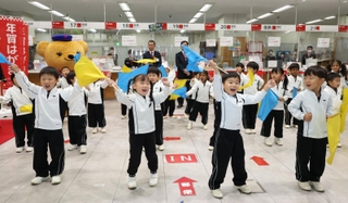 ２０２４年の年賀はがき発売を記念したイベントで、踊りを披露する熊内幼稚園の子どもたち＝１日午前、神戸市中央区栄町通６、神戸中央郵便局（撮影・長嶺麻子）