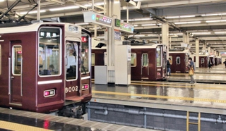 大阪梅田駅の移設開業５０周年を記念したヘッドマークを付けた阪急神戸線の記念列車＝１日午前、大阪市北区、同駅