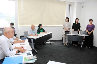 ２０２１年４月に開学した兵庫県立芸術文化観光専門職大学（兵庫県豊岡市）で、学生たちの活動や学びの場が、但馬地域や県内外の各地に広がっている。進級で実習の種類が増えたことに伴い、受け入れ先も増加。大学当局を介さず、独自に地域で活動するケースが出てきているほか、毎年秋の「豊岡演劇祭」も実習先になっており、企業からは「若い感性に刺激を受けられる」と喜びの声が上がる。（阿部江利）