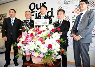 斎藤元彦知事（中央）にフラワーアレンジメントを贈るＪＦＴＤ兵庫支部役員ら＝兵庫県庁