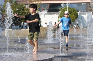 水遊びをする子どもら＝３日午後、神戸市中央区波止場町（撮影・斎藤雅志）