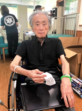地域に愛された「中澤小児科」院長の中澤道人さん。この日は閉院に向けた片付けが進められていた＝神戸市東灘区御影１