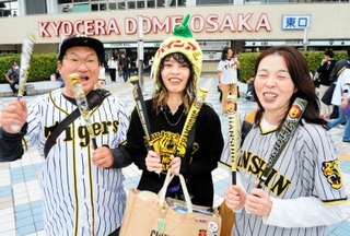 試合開始の３時間以上前に球場へ駆け付けた阪神ファン。パイン飴のかぶり物は手作り＝４日午後３時１１分、京セラドーム大阪